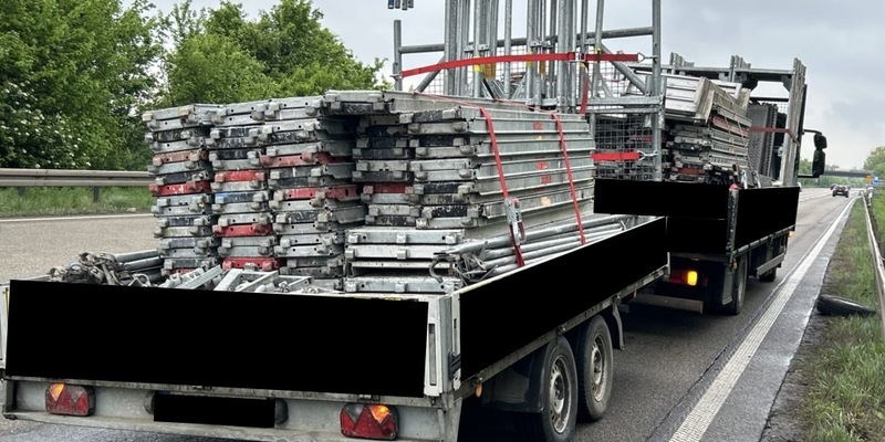 POL-OF: Deutlich überladenes Gespann: Gerüst-Anhänger verliert zwei Reifen - Foto: presseportal.de