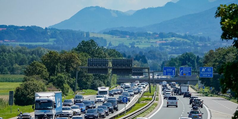 Das Urlaubsende lässt die Staugefahr wieder einmal steigen. Ganz schlimm werde es aber nicht, glaubt der ADAC. (Archivbild) - Foto: Uwe Lein/dpa