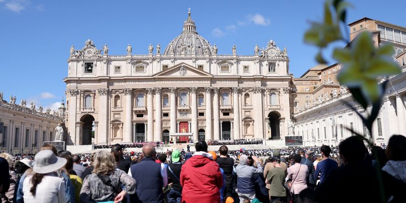 Hunderttausende Menschen wohnen der Trauerfeier für Franziskus bei. - Foto: Oliver Weiken/dpa