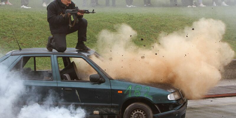 Stuntleute springen für die großen Stars sprichwörtlich durchs Feuer. - Foto: -/XinHua/dpa