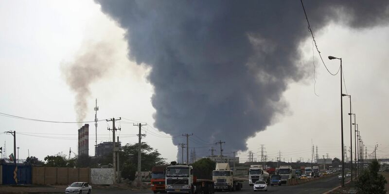 Schwarzer Rauch steigt in den Himmel. - Foto: Mohammad Rasoul Moradi/Islamic Republic News Agency, IRNA/AP/dpa
