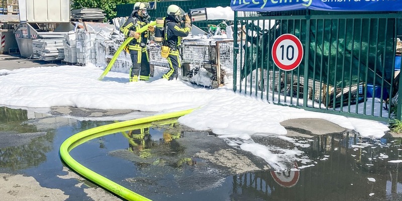 FW-BO: Brennender Schrott bei einem Recycling-Betrieb in Wattenscheid - Foto: presseportal.de