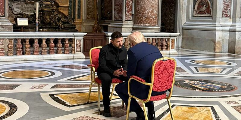 Macron spricht mit Selenskyj in Rom über den Krieg in der Ukraine. - Foto: Uncredited/Ukrainian Presidential Press Service/AP/dpa