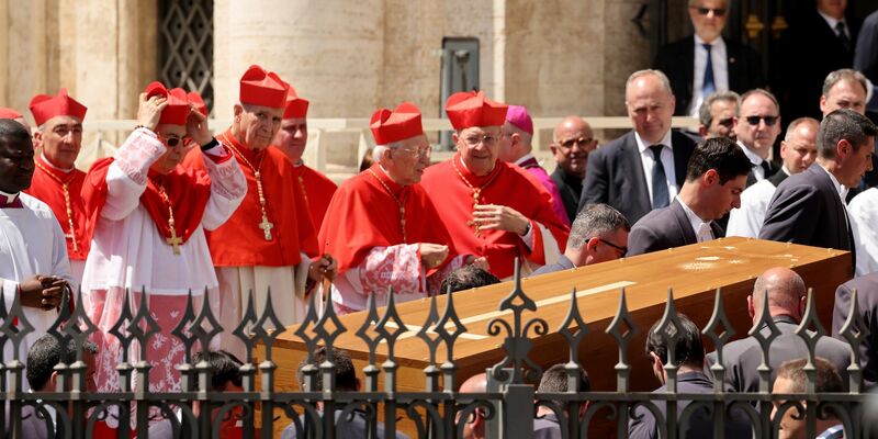 Der Sarg des verstorbenen Papstes Franziskus. - Foto: Christoph Reichwein/dpa
