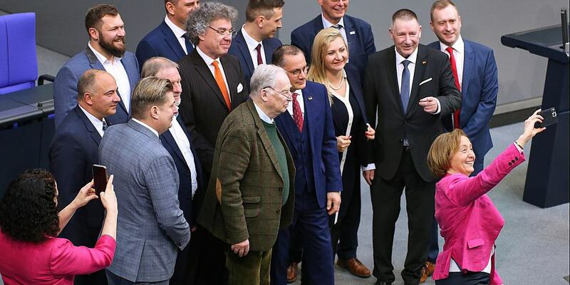 AfD-Abgeordnete machen ein Selfie (Archiv) - Foto: über dts Nachrichtenagentur