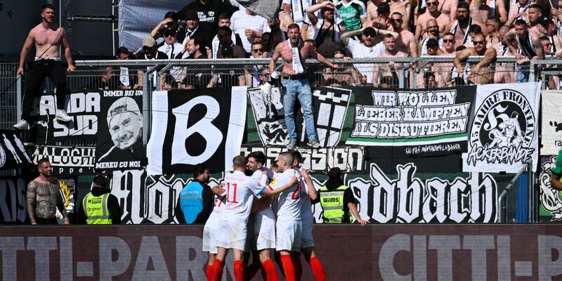 Kiels David Zec (l) und Gladbachs Robin Hack kämpfen um den Ball. - Foto: Gregor Fischer/dpa