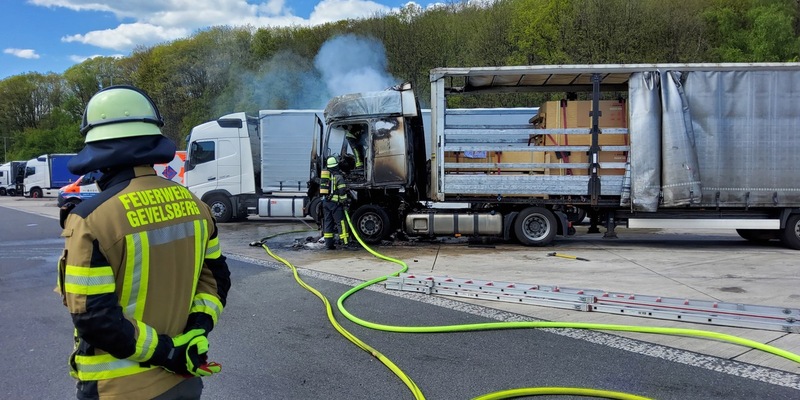 FW-EN: Feuerwehr Gevelsberg löscht brennende Sattelzugmaschine auf der A1 - Foto: presseportal.de