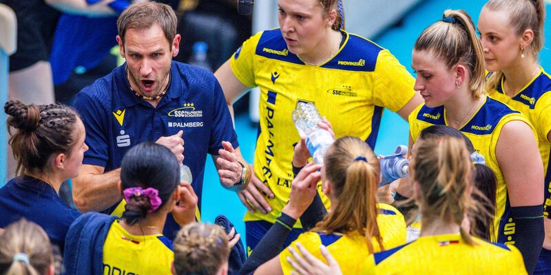 Elles Dambrink vom SSC Palmberg Schwerin kann sich am Netz durchsetzen. - Foto: Jens Büttner/dpa