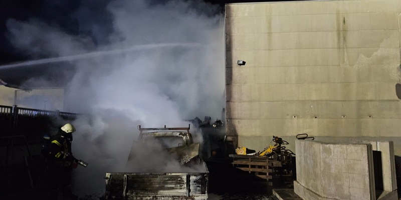 POL-HI: Brand eines Kleintransporters auf einem Firmengelände - Foto: presseportal.de