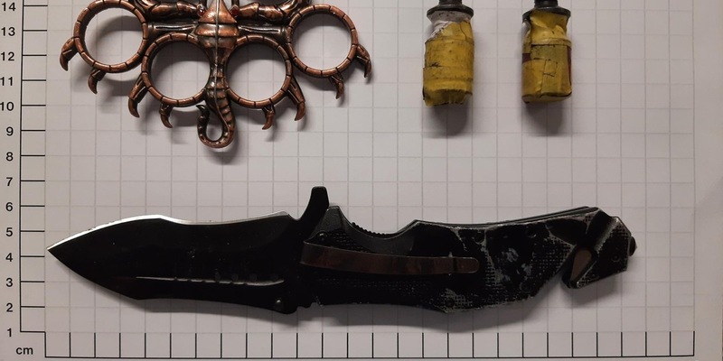 BPOL NRW: Bundespolizei beschlagnahmt Messer, Schlagring und selbstgebaute Mündung - Foto: presseportal.de