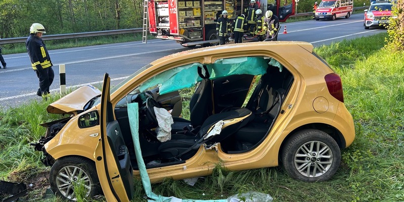 FW-OE: Verkehrsunfall mit eingeschlossener Person in Lennestadt-Meggen - Foto: presseportal.de