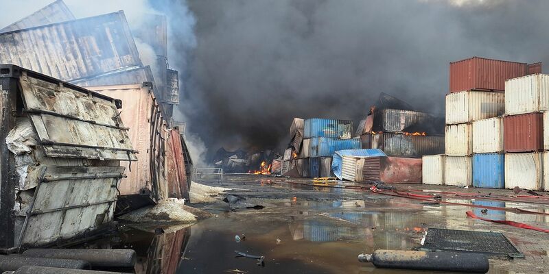 Container brennen am Tag nach der Explosion im Iran. - Foto: Meysam Mirzadeh/Tasnim News Agency/AP/dpa