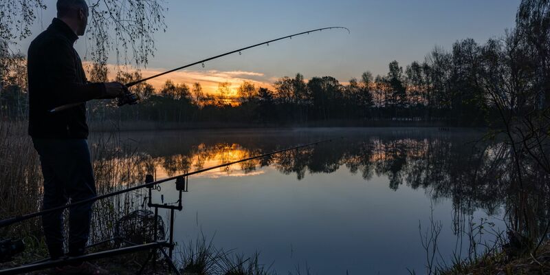 Die Stimmung bei den Anglern in Brandenburg ist getrübt: Die «Anglerkönigin 2024» wird nach einem besonders großen Fang ausgezeichnet, aber mit Hassnachrichten im Netz konfrontiert. (Symbolbild) - Foto: Frank Hammerschmidt/dpa