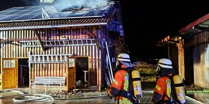 LRA-Ravensburg: Dachstuhlbrand eines Garagengebäudes mit Werkstatt in Niederwangen - Foto: presseportal.de