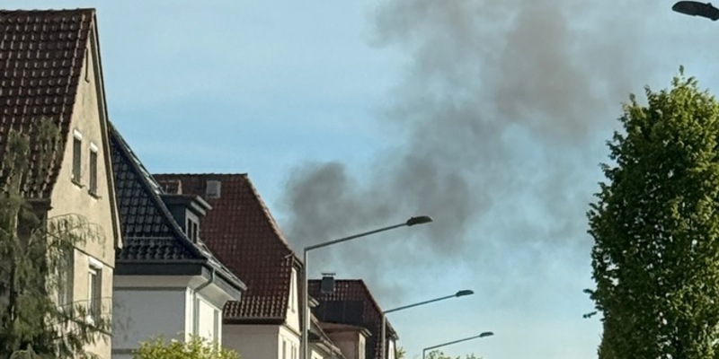 FW-DT: Garagenbrand - Deutliche Rauchsäule bereits auf Anfahrt sichtbar - Foto: presseportal.de