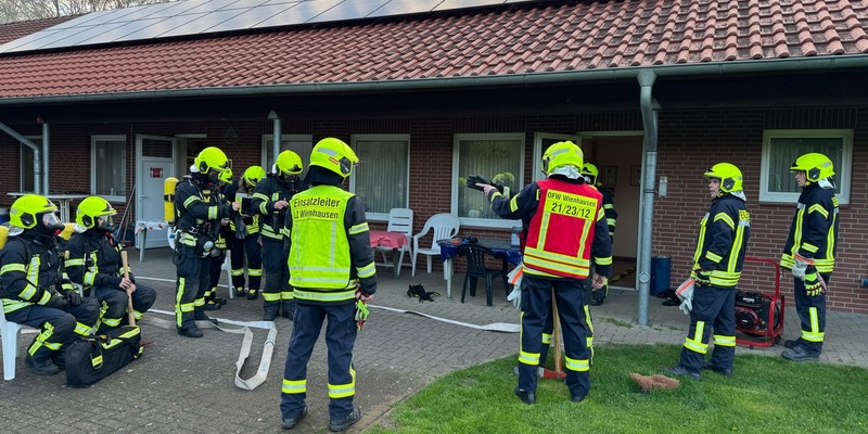 FW Flotwedel: Ortsfeuerwehren Wienhausen und Bockelskamp proben den Ernstfall im örtlichen Sportheim - Foto: presseportal.de