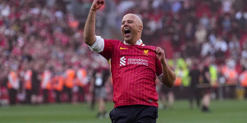 Nach dem Gewinn der Meisterschaft mit dem FC Liverpool lobte Trainer Arne Slot seinen Vorgänger Jürgen Klopp - und sang für ihn. - Foto: Jon Super/AP/dpa