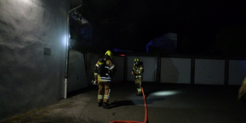 FW Paderborn: Unklare Rauchentwicklung stellte sich als Brand einer Garage heraus - Foto: presseportal.de