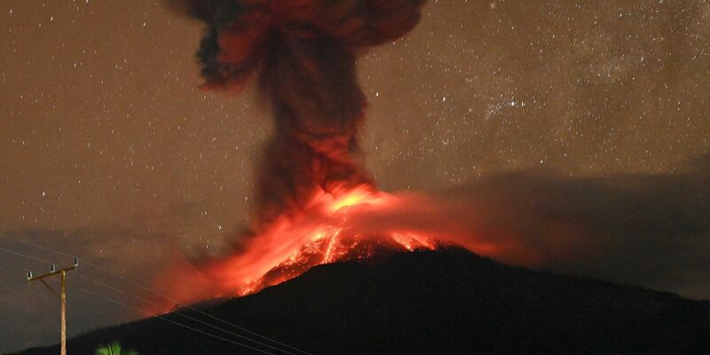 ILLUSTRATION Das Archivbild zeigt den Vulkan Lewotobi Laki-Laki am 27.4.2025.  - Foto: Geological Agency/dpa