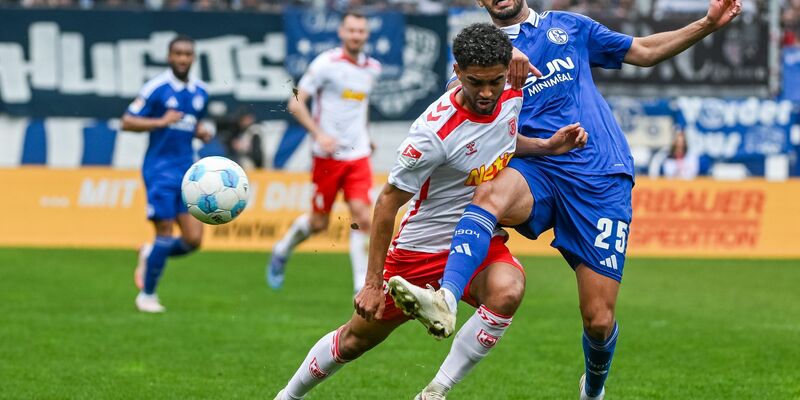 Der Schalker Aymen Barkok (r.) hat sich einen Social-Media-Aussetzer geleistet. - Foto: Armin Weigel/dpa
