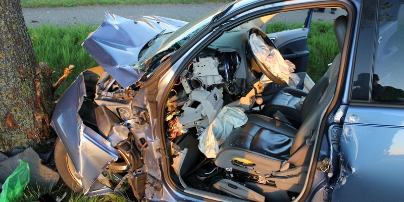 POL-MI: Auto kracht gegen Baum - Foto: presseportal.de
