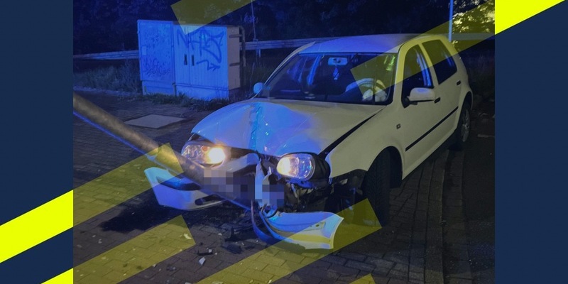 POL-DU: Großenbaum: Pkw kollidiert mit einem Ampelmast - Ein Verletzter - Foto: presseportal.de