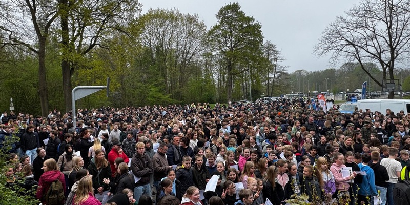 POL-VER: Gedenkmarsch von Bremen-Farge nach Sandbostel: 3.000 Teilnehmende erinnern an Todesmarsch 1945 - Foto: presseportal.de