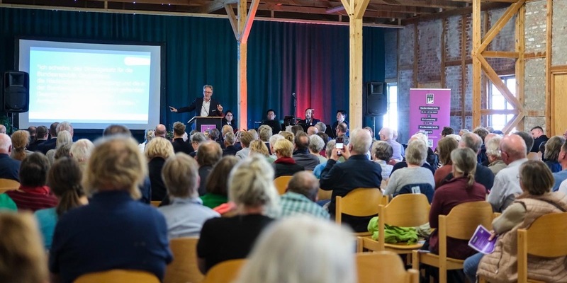 POL-LG: Gedenkmarsch von Bremen-Farge nach Sandbostel: 3.000 Teilnehmende erinnern an Todesmarsch 1945 - Foto: presseportal.de