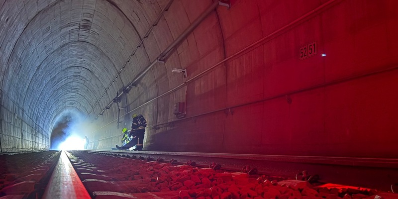 FW-OE: Großübung im Erbscheidtunnel: Feuerwehren aus Olpe und Attendorn proben den Ernstfall - Foto: presseportal.de