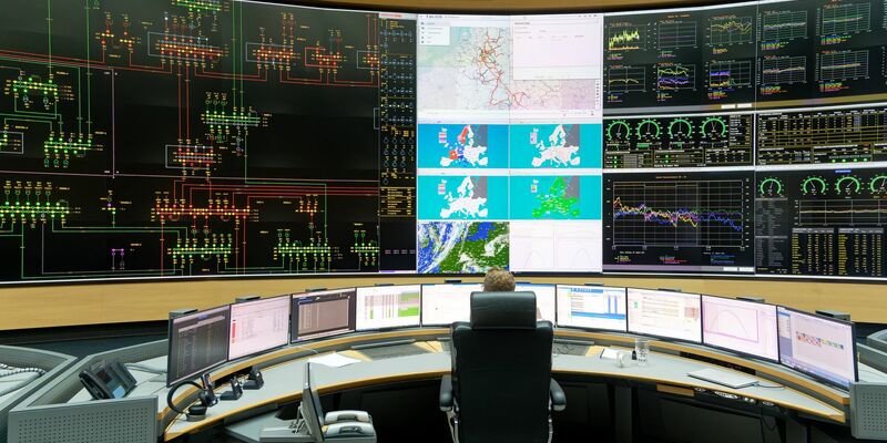 Amprion ist zusammen mit dem Übertragungsnetzbetreiber Swissgrid für die Überwachung der Netzfrequenz in Europa zuständig.  - Foto: Henning Kaiser/dpa