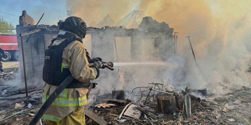 Täglich zerstören russische Angriffe Wohnhäuser und andere zivile Objekte in der Ukraine.  - Foto: Uncredited/Ukrainian Emergency Service/AP/dpa
