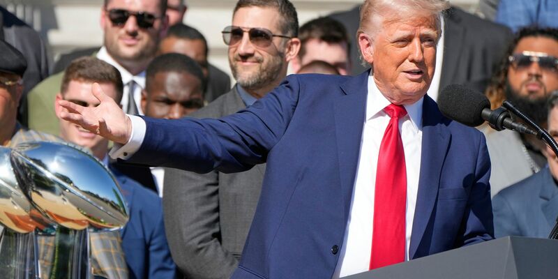 Donald Trump würdigte die Eagles für ihren Sieg im Super Bowl. - Foto: Mark Schiefelbein/AP/dpa