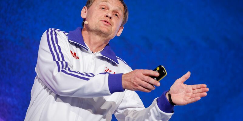 Adidas macht bessere Gewinne, Vorstandschef Björn Gulden fürchtet aber die Auswirkungen von US-Zöllen (Archivbild). - Foto: Daniel Karmann/dpa