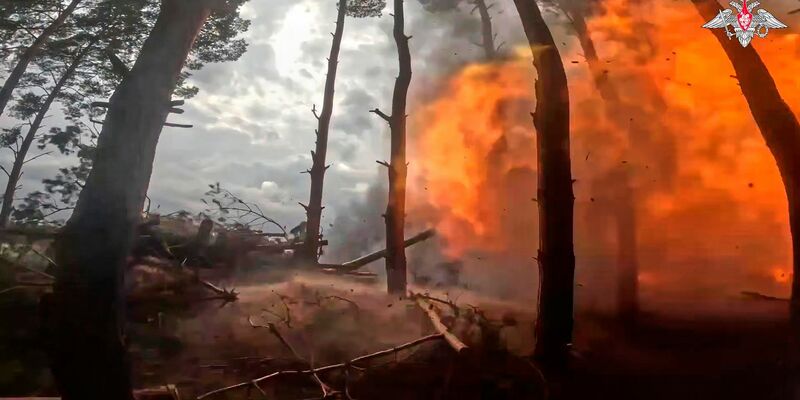 Seit mehr als drei Jahren währt der russische Angriffskrieg in der Ukraine - unterbrochen jeweils nur durch kurzfristige Pausen. (Archivbild) - Foto: Uncredited/Russian Defense Ministry Press Service/AP/dpa