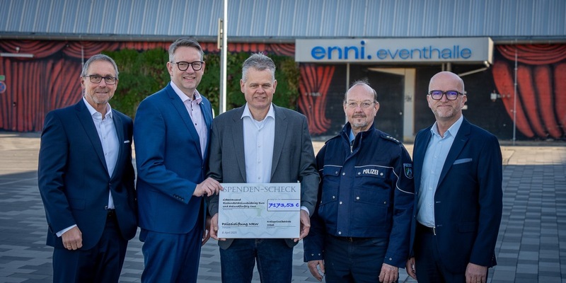 POL-WES: Moers - 50 Jahre Kreis Wesel: Landrat Ingo Brohl übergibt Spende an Polizeistiftung NRW - Foto: presseportal.de