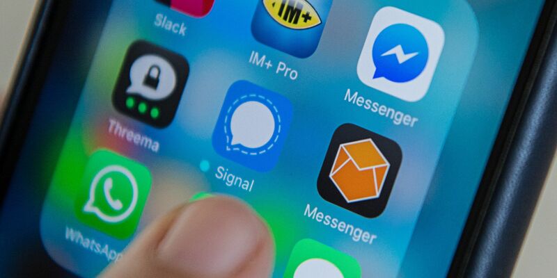 Chatnachrichten-Apps auf einem Smartphone - aus dem Alltag vieler Menschen sind Chats nicht mehr wegzudenken. - Foto: Wolfram Kastl/dpa