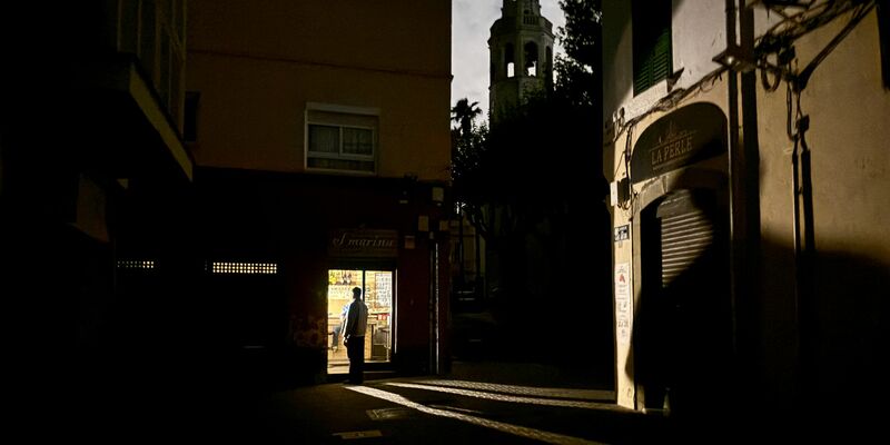 Während des Blackouts sitzen Gäste eines Straßencafés in der Kleinstadt Premià de Mar bei Barcelona im Licht von Taschenlampen und trinken lauwarmes Bier. (Archivbild) - Foto: Jan-Uwe Ronneburger/dpa