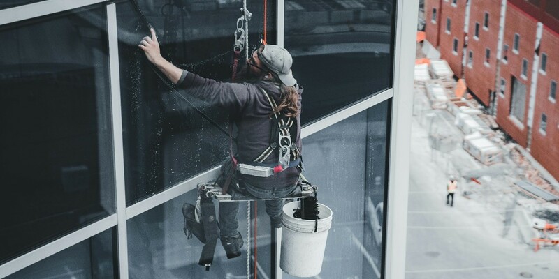 Die professionelle Fensterreinigung vom Fensterputzer in Berlin erlebt derzeit einen Boom  - Foto: Erik Mclean, Pexels.com 