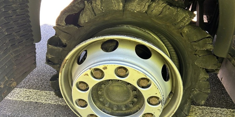 POL-PDLD: B10/LD-Godramstein - VU wegen defektem Reifen - Foto: presseportal.de