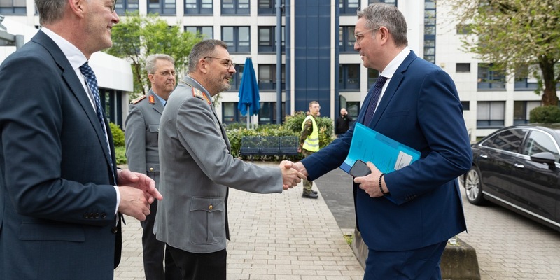 Hoher Besuch beim Zentralen Sanitätsdienst der Bundeswehr: MP Alexander Schweitzer und IM Michael Ebling zu Besuch beim Kommando Gesundheitsversorgung und beim Bundeswehrzentralkrankenhaus Koblenz - Foto: presseportal.de