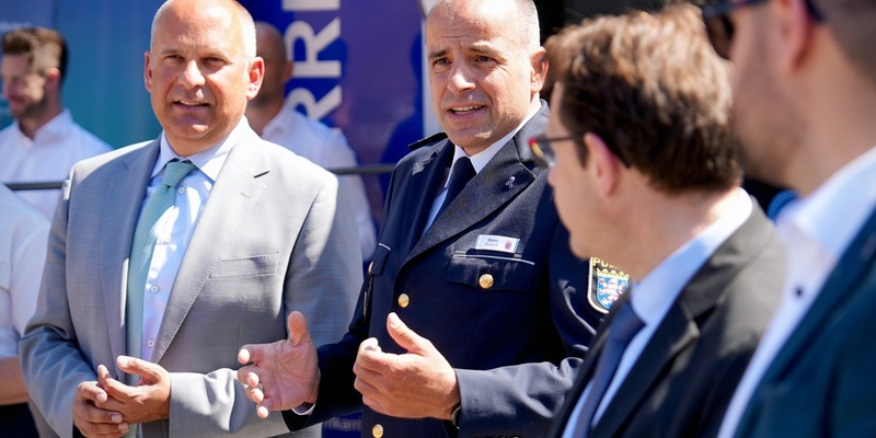 POL-DA: Darmstadt: Respekt zeigen - Respekt erfahren: Begegnungen mit der Blaulichtfamilie / Einsatzkräfte im Dialog mit Bürgerinnen und Bürgern auf dem Friedensplatz - Foto: presseportal.de
