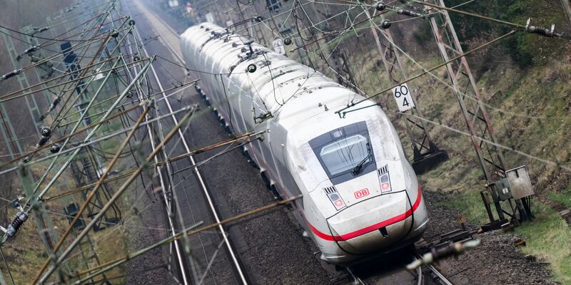 Ein ICE hat in Hamburg-Wilhelmsburg einen Gleisarbeiter erfasst. (Symbolbild) - Foto: Julian Stratenschulte/dpa