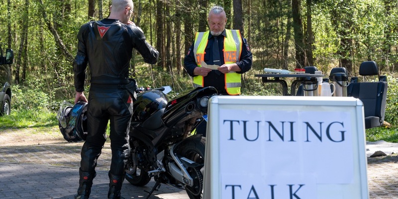 POL-LG: ++ Kontrolle im Amt Neuhaus ++ Polizei kommt mit Motorradfahrenden ins Gespräch ++ Präventionsgedanke im Vordergrund ++ Mehrere mündliche Verwarnungen ++ - Foto: presseportal.de