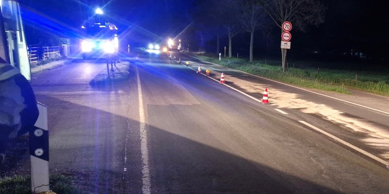 FW Hünxe: Geplatzter Hydraulikschlauch verursacht Ölspur - Foto: presseportal.de