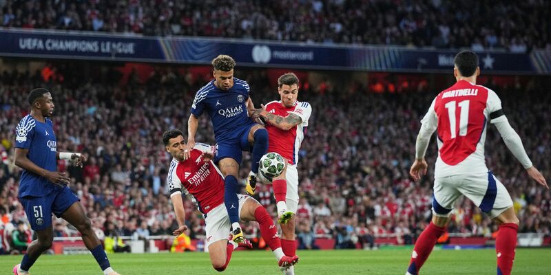 Ousmane Dembélé (r) von Paris Saint-Germain hat sich in der Partie gegen den FC Arsenal leicht verletzt. - Foto: Kin Cheung/AP/dpa