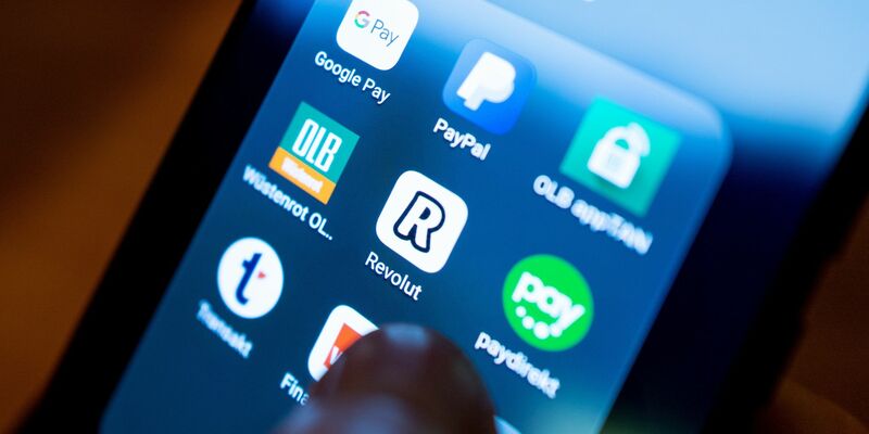 Die britische Digitalbank Revolut startet ein eigenes vollständiges Mobilfunkangebot. (Symbolbild). - Foto: Monika Skolimowska/dpa-Zentralbild/dpa
