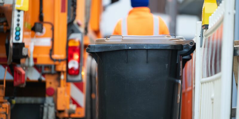 Biotonnen sind wichtig, um organisches Material zu sammeln und Kompost herzustellen - aber was, wenn der Inhalt weniger organisch ist als gedacht? (Archivbild) - Foto: Marijan Murat/dpa