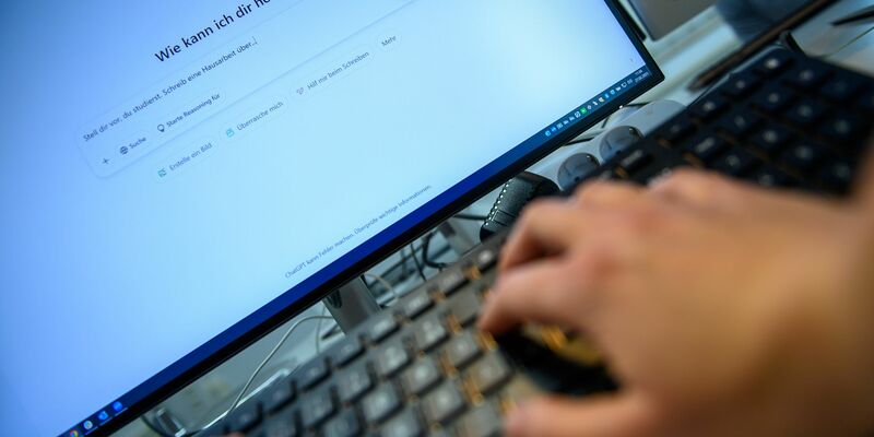 Nur 27 Prozent der Befragten aus Deutschland prüfen KI-generierte Texte, Bilder oder Übersetzungen. (Symbolbild) - Foto: Klaus-Dietmar Gabbert/dpa