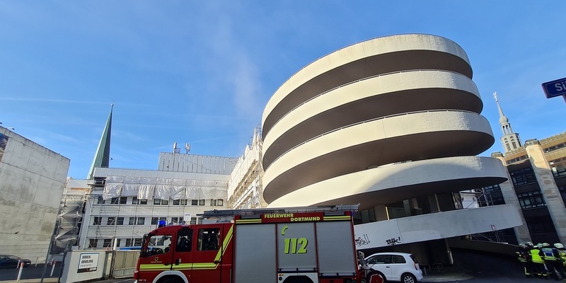 FW-DO: Brennende Baumaterialien sorgen für eine starke Rauchentwicklung - Foto: presseportal.de