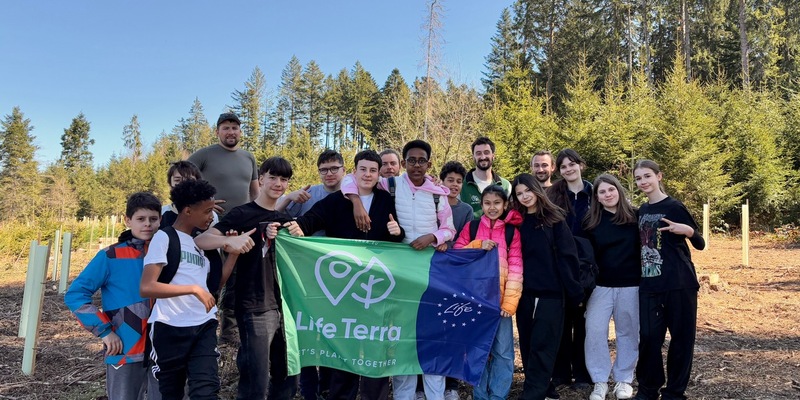 Gemeinsam mit Kindern für die Zukunft / lavera Naturkosmetik, Life Terra und There For Trees starten Aufforstungsprojekt in der Schweiz - Foto: presseportal.de